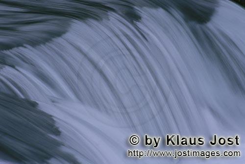 Brooks River Falls/Katmai/Alaska        Strömendes Wasser am Brooks River Wasserfall        Der 