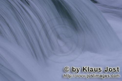 Brooks River Falls/Katmai/Alaska        Malerisch weich strömendes Wasser am Brooks River Wasserfal