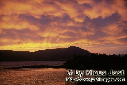 Naknek Lake/Katmai/Alaska        Anzeichen eines aufziehenden Sturmes        Der flammende Himmel