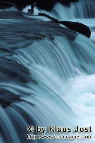 Weich stroemendes Wasser am Brooks River Wasserfall         Malerisch weich faellt das Wasser ei