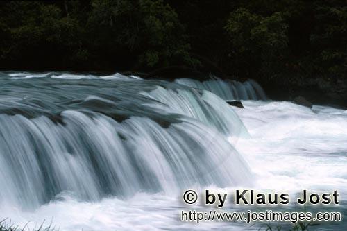 Brooks River Falls/Katmai/Alaska        Flußbarriere Brooks River Wasserfall         Malerisch weic