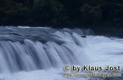 Brooks River Falls/Katmai/Alaska        Brooks River Falls         Malerisch faellt das Wasser die u