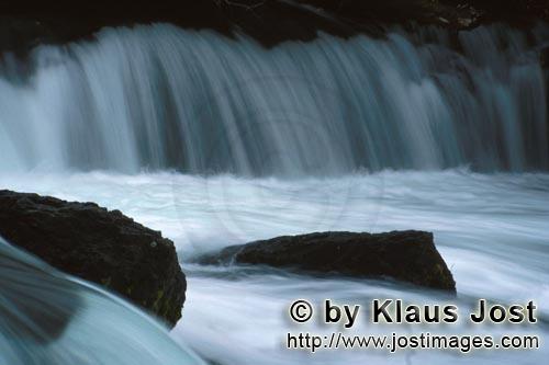 Brooks River Falls/Katmai/Alaska        Strömendes Wasser am Brooks River Wasserfall        Maleris