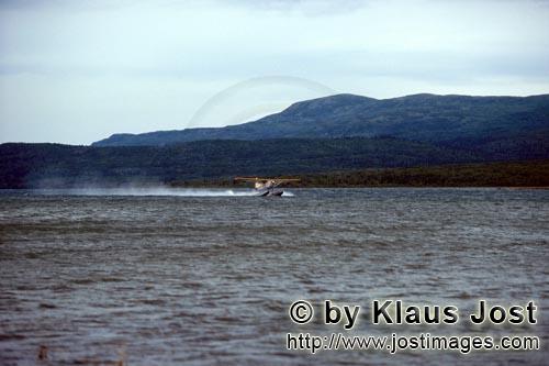 Wasserflugzeug/Buschflugzeug/Alaska        Wasserflugzeug auf einem Fluß im Katmai backcountry  