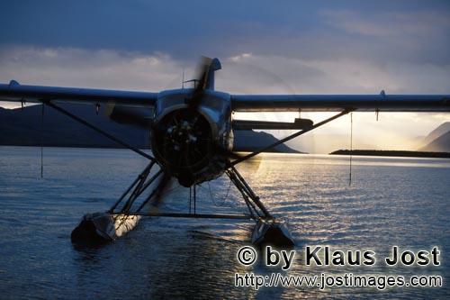 Wasserflugzeug/King Salmon         Wasserflugzeug vor dem start zum Brooks River        In der Rege