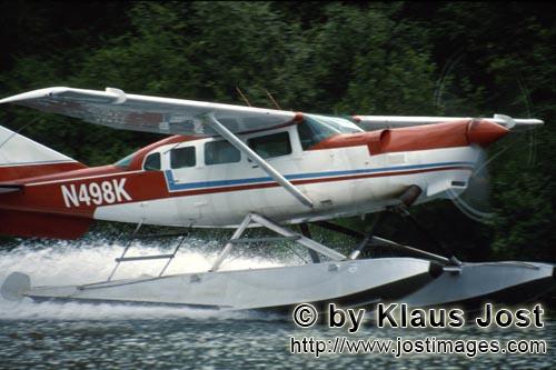 Startendes Buschflugzeug    Starting Bush plane        Die einzige Moeglichkeit in Alaska in entlegene La