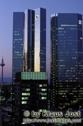 Deutsche Bank Zentrale Frankfurt im letzten Tageslicht    Deutsche Bank        "Soll und Haben" - so werd