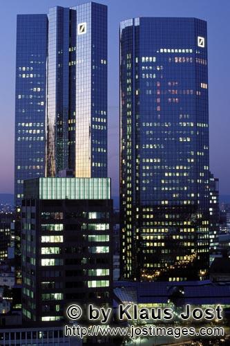 Frankfurt am Main/Deutschland        Deutsche Bank Frankfurt im Abendlicht        "Soll und Habe