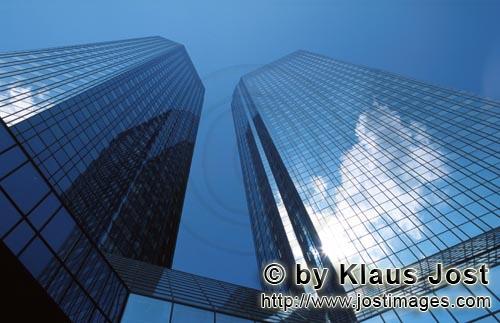 Frankfurt am Main/Deutschland        Aufragende Zwillingstürme Deutsche Bank        "Soll und Ha