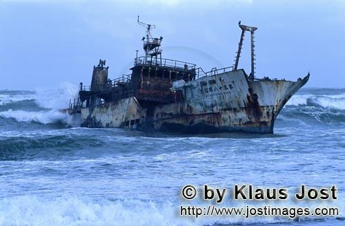 Cape Agulhas/Distrikt Overberg/Westkap/Südafrika        Fischtrawler Meisho Maru 38 gestrandet am C