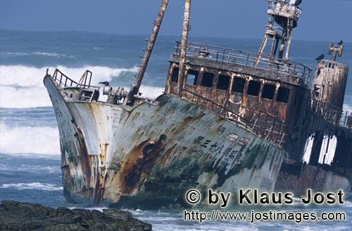 Cape Agulhas/Distrikt Overberg/Westkap/Südafrika        Fischtrawler Meisho Maru 38 aufgelaufen am 