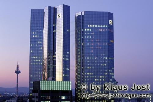 Frankfurt am Main/Deutschland        Deutsche Bank im letzten Tageslicht        "Soll und Haben"<
