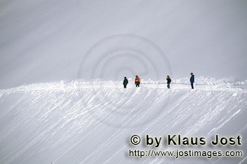 Mittenwald/Karwendelbahn Bergstation        Wandern am Panoramaweg durch das verschneite Hochgebirge