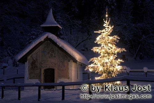 Weihnachten in den Bergen/Christmas in the mountains            Alte Kapelle mit Weihnachtsbaum