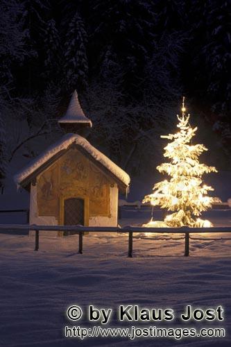Weihnachten in den Bergen/Christmas in the mountains            Kapelle mit Weihnachtsbaum