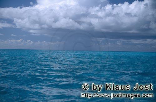 Midway/Hawaiian Islands/USA        Über dem Meer zieht ein Gewitter auf         1200 Meilen nordwes