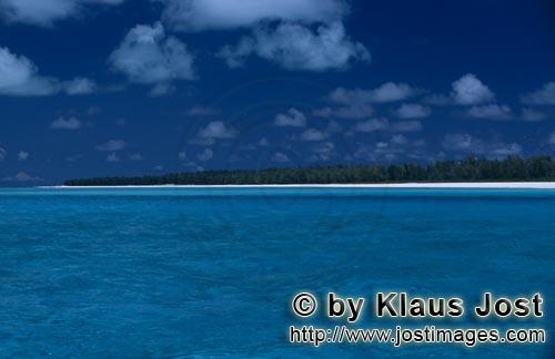 Midway/Hawaiian Islands/USA        Blaue Midway Lagune mit Insel        1200 Meilen nordwestlich von