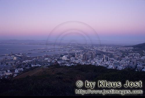 Kapstadt bei Sonnenuntergang        Kapstadt liegt am suedlichsten Ende des afrikanischen