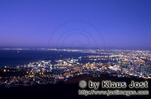 Kapstadt bei Sonnenuntergang        Kapstadt liegt am suedlichsten Ende des afrikanischen
