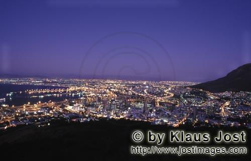 Kapstadt/Südafrika        Kapstadt im letzten Abendlicht        b>Kapstadt liegt am südlichste