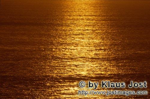 Walker Bay/Western Cape/South Africa        Golden geht die Sonne ueber dem Meer unter        Die <b