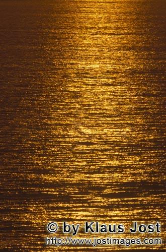 Walker Bay/Western Cape/Südafrika        Meersoberfläche leuchtet im Abendlicht        Die Walk