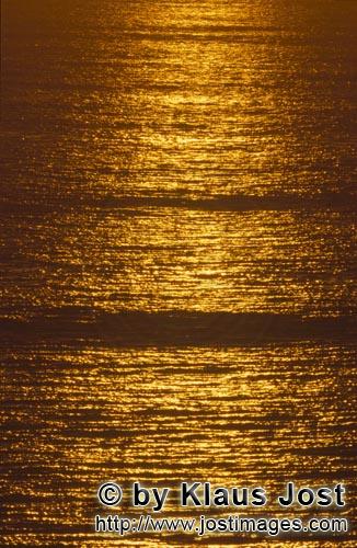 Walker Bay/Western Cape/Südafrika        Goldene Meeresoberfläche beim Sonnenuntergang        Die 