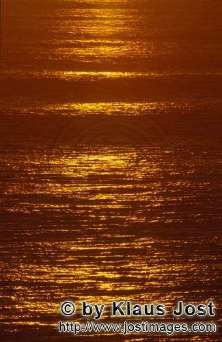 Walker Bay/Western Cape/Südafrika        Farbiger Sonnenuntergang über dem Meer        Die Walk