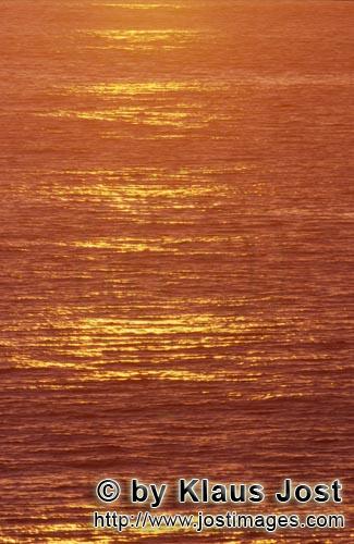 Walker Bay/Western Cape/Südafrika        Farbintensiver Sonnenuntergang        Die Walker Bay</b