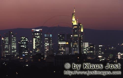 Frankfurt am Main        Die Fassaden der Banken leuchten in der Abendsonne        Besonders eindruc