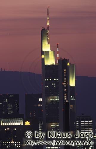 Frankfurt am Main/Deutschland        Commerzbank Frankfurt im letzten Abendlicht        Der Wolke