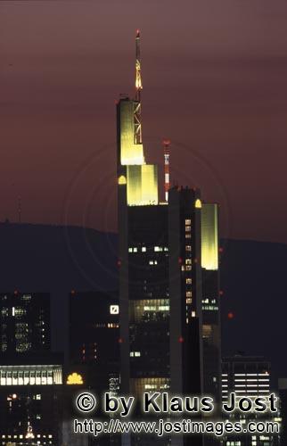 Frankfurt am Main/Deutschland        Commerzbank Frankfurt bei Einbruch der Dunkelheit        