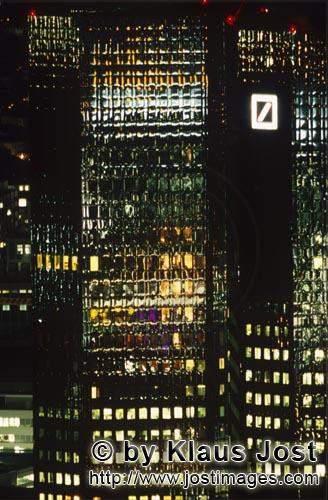 Frankfurt am Main/Deutschland        Eyecatcher in den schönsten Farben - Deutsche Bank        "