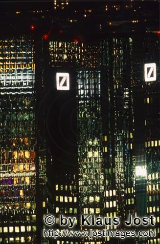 Frankfurt am Main/Deutschland        Blickfang Deutsche Bank bei Nacht        "Soll und Haben"</b
