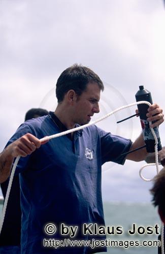 Pacific Harbour/Vitu Levu/Fiji        Dr. Juerg Brunnschweiler mit VEMCO VR2 Unterwasser Empfänger<