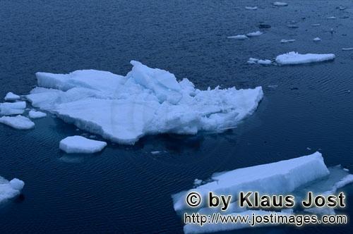 Cape Anne/Nunavut/Kanada        Eisschollen am Cape Anne        Am Ufer von Cape Anne hat sic