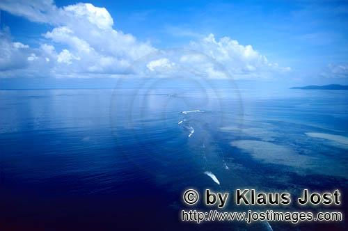 Shark reef/Vitu Levu/Beqa Lagoon/Fiji        Luftbild Shark Reef mit Wolkenhintergrund        Das T