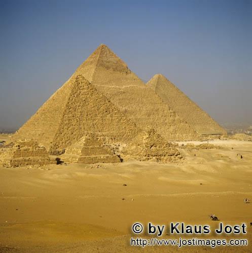 Pyramids Giza/Pyramiden Gizeh        Pyramiden Mykerinos, Chephren und Cheops         Im Vordergrun