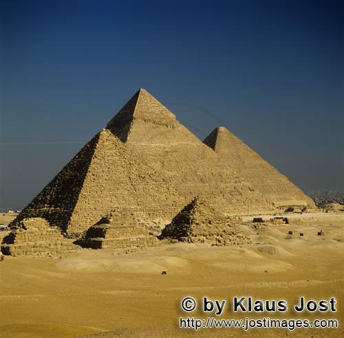 Pyramids Giza/Pyramiden Gizeh        Pyramiden Mykerinos, Chephren und Cheops         Im Vordergrund
