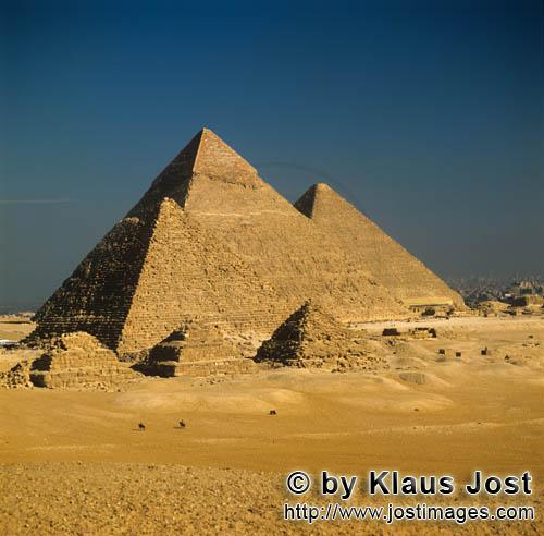 Im Vordergrund die drei kleinen Koeniginnen-Pyramiden dahinter die Pyramide des Mykerinos