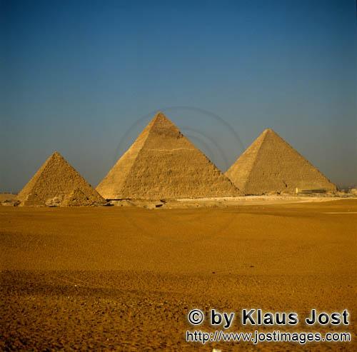 Pyramids Giza/Pyramiden Gizeh        Gesamtansicht der Pyramiden des Mykerinos, Chephren und Cheops<