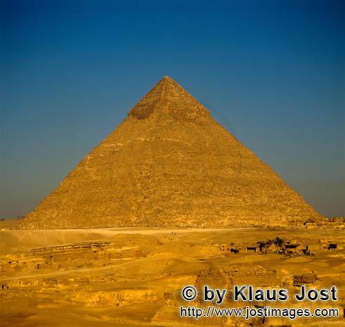 Pyramids Giza/Pyramiden Gizeh        Pyramide des Chephren        Die Chephren-Pyramide (4. D