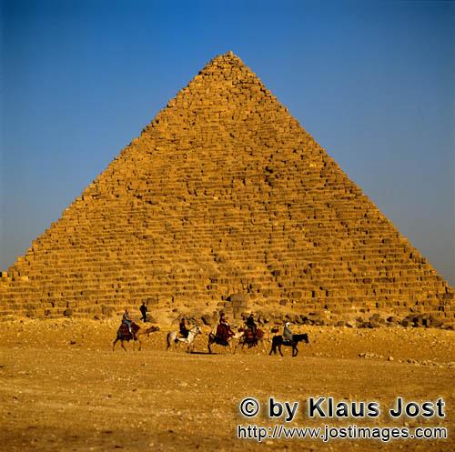 Pyramide Mykerinos/Pyramid of Menkaure        Beduinen mit Touristen vor der Pyramide Mykerinos  