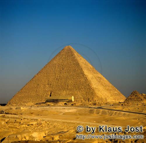 Pyramid of Cheops/Pyramide Cheops        Cheops-Pyramide mit Bootsmuseum        Die Cheops-Pyrami
