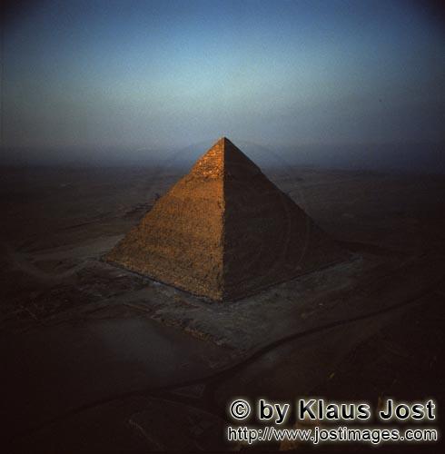 Pyramids Giza/Pyramiden Gizeh        Blick von der Cheops Pyramide auf die Pyramide Chephren        