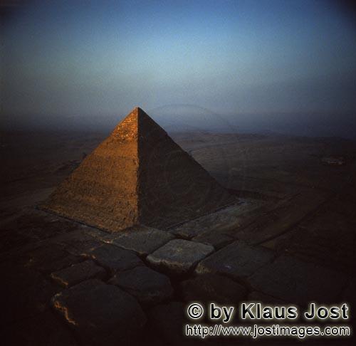 Pyramids Giza/Pyramiden Gizeh        Blick von der Cheopspyramidenspitze auf die Pyramide Chephren</