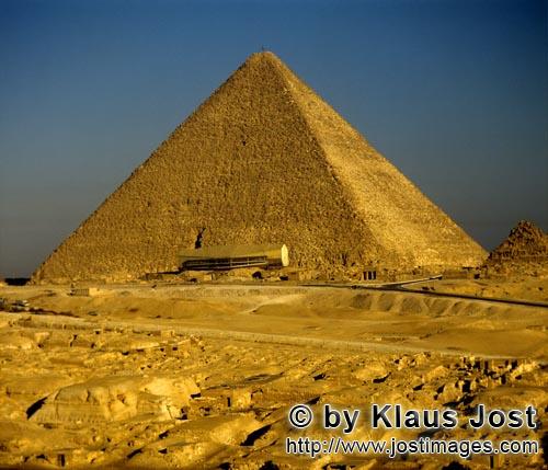 Pyramid of Cheops/Pyramide Cheops        Cheops-Pyramide mit Bootsmuseum        Die Cheops-Pyrami