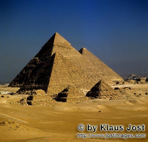     Im Vordergrund die drei kleinen Koeniginnen-Pyramiden dahinter die Pyramide des Mykerin