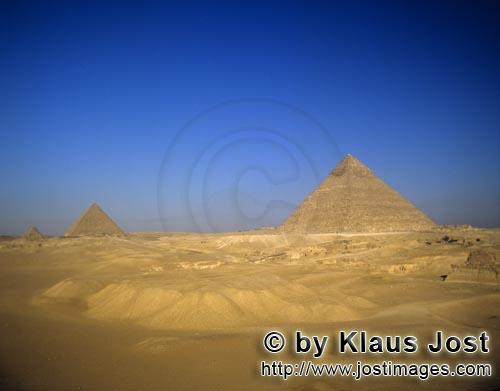 Pyramiden/Gizeh        Blick von der Wueste auf Pyramiden Chephren, Cheops und Mykerinos         Di