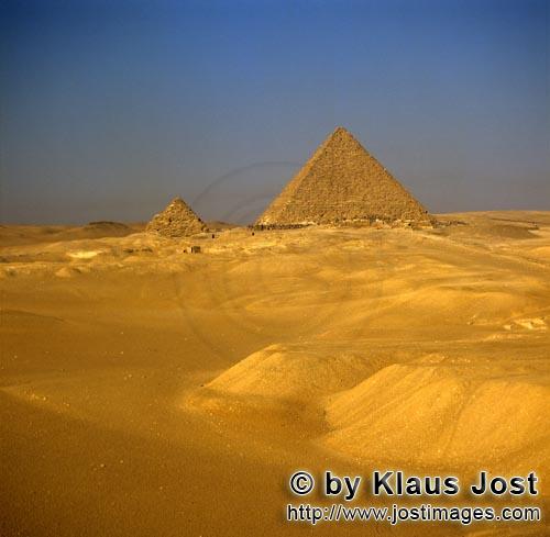 Pyramid of Cheops/Pyramide Cheops        Cheops- und Mykerinos Pyramide von der Wueste aus         D